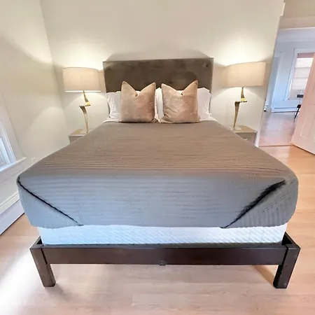 5Star Close2Boston Private Stylish Home +W/D+Wi-Fi